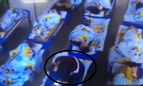 Bức xúc giáo viên mầm non ngồi lên người trẻ để ép bé ngủ trưa