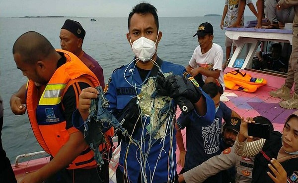 Thông tin mới nhất vụ máy bay Indonesia chở 62 người rơi xuống biển