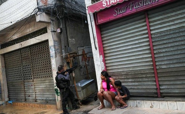 Cảnh đấu súng kinh hoàng giữa cảnh sát Brazil và tội phạm ma túy khiến 25 người chết