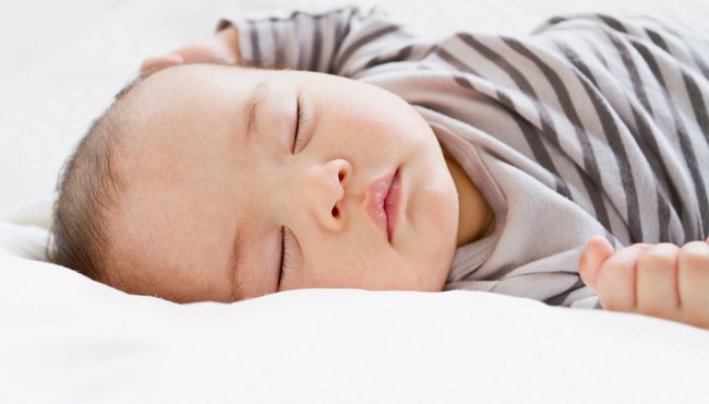 Cách giúp trẻ sơ sinh ngủ ngon trong mùa nắng nóng