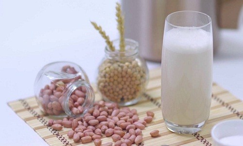 Cách làm sữa đậu phộng thơm ngon giúp người gầy tăng cân