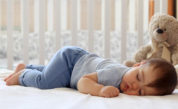 Mẹ cần điều chỉnh ngay tư thế ngủ khiến đầu trẻ biến dạng