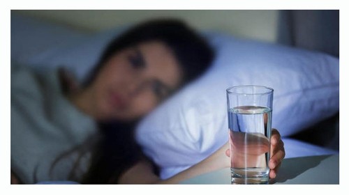 Nên uống nước trước khi ngủ?  