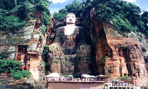 Kho báu bên trong tượng Phật bằng đá lớn nhất thế giới 