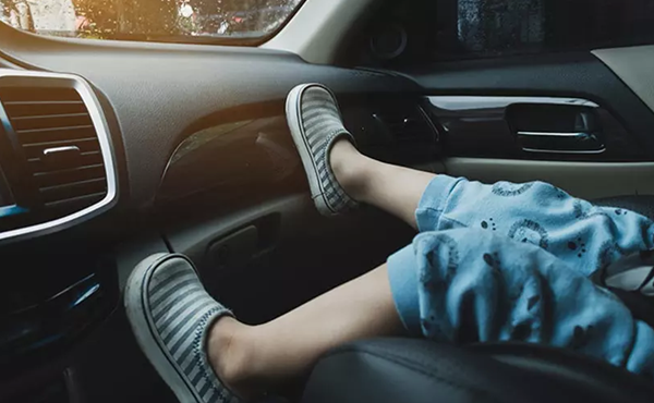Người dưới 10 tuổi không được ngồi hàng ghế trước ôtô