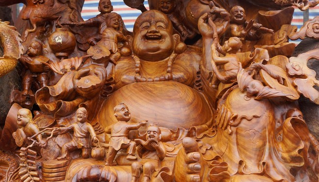 Người dân thích thú với tượng Di Lặc khổng lồ ở hội chợ Tết