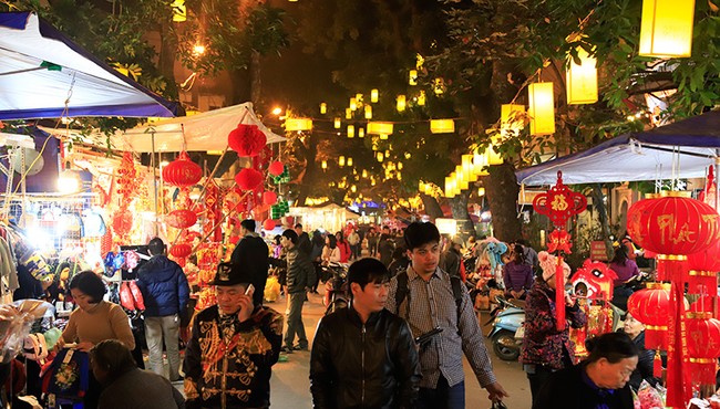 Chợ hoa Tết truyền thống hút khách về đêm