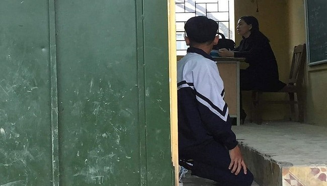 Đình chỉ công tác giáo viên bắt học sinh quỳ gối trong lớp