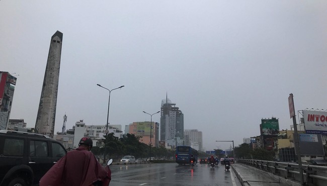 Sài Gòn mưa lớn, 5h chiều trời đã tối sầm