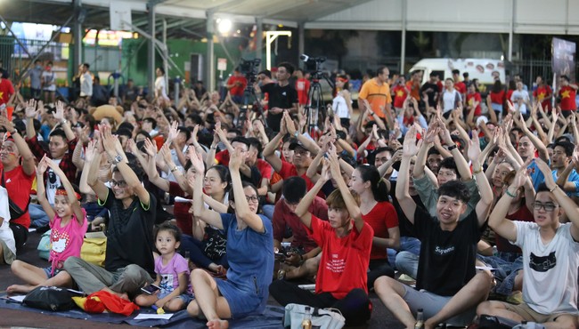 Việt Nam vs Malaysia: Hàng nghìn cổ đông viên TP HCM “bùng nổ” trước giờ bóng lăn
