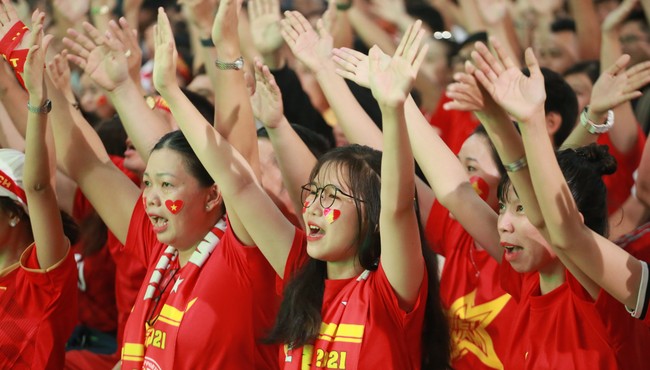 Cổ động viên Việt Nam ăn mừng cực cảm xúc sau trận thắng Indonesia