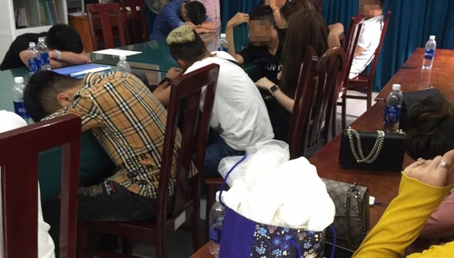 Đột kích quán bar tại Sài Gòn phát hiện 185 nam nữ đang phê ma tuý