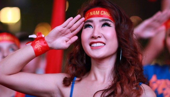 'Nóng' cùng những cô gái xinh đẹp trong trận U22 Việt Nam - U22 Campuchia