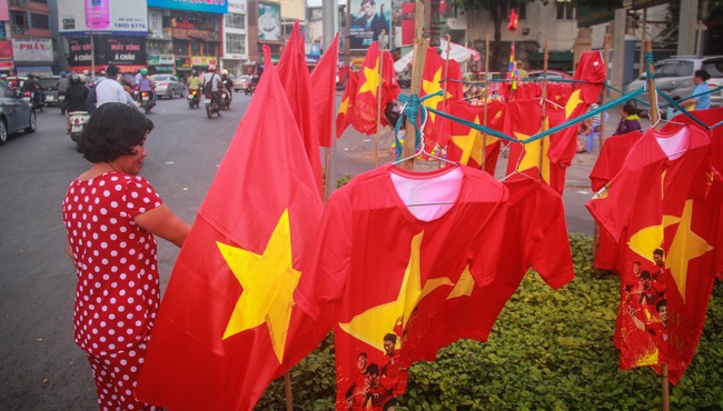 Rực trời cờ đỏ sao vàng khắp phố Sài Gòn trước trận chung kết U22 Việt Nam - U22 Indonesia