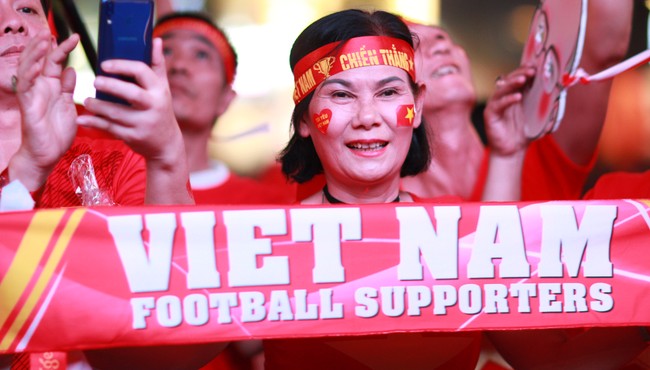 Chung kết U22 Việt Nam - U22 Indonesia: Cờ đỏ sao vàng hừng hực khí thế trên phố Nguyễn Huệ
