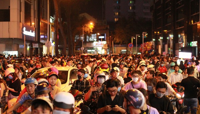 Trung tâm Sài Gòn kẹt cứng vì hàng vạn người đổ xuống đường đón năm mới Tết Dương lịch  2020