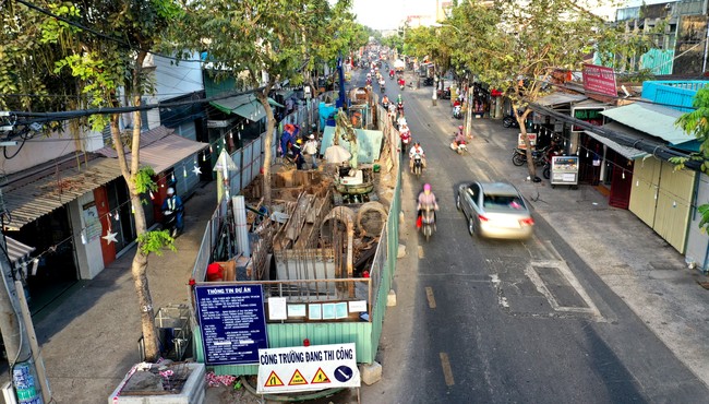 Hàng trăm lô cốt 'đắp chiếu' trên đường phố Sài Gòn ngày cận Tết