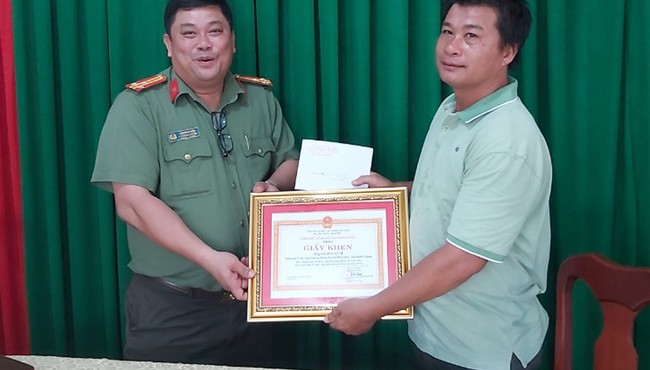 Công an Kiên Giang khen thưởng người từng thắng kiện Trưởng công an Phú Quốc