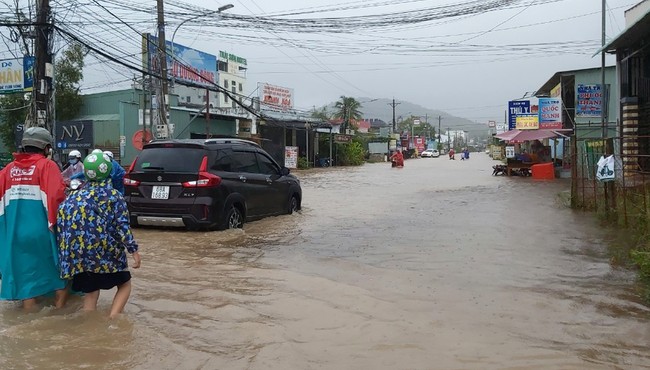 Phú Quốc mưa suốt ngày, nhiều nơi ngập sâu 50 cm