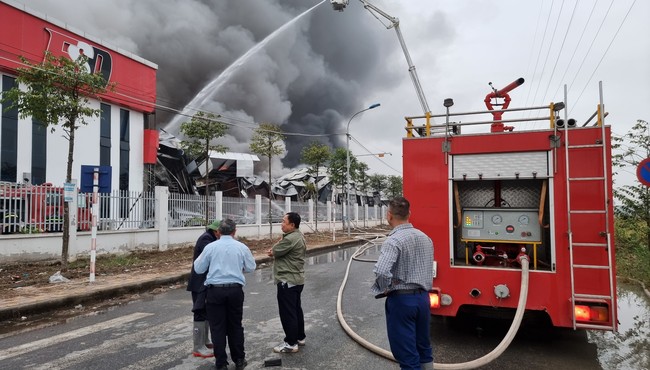 Chùm ảnh vụ cháy lớn tại Công ty TNHH ESD Korea Vina ở Bắc Ninh