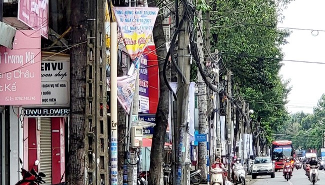Băng-rôn quảng cáo "leo" kín trụ điện dọc tuyến đường trung tâm TP Biên Hoà
