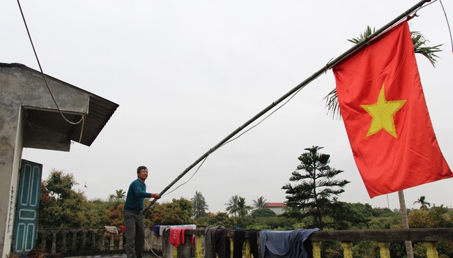 Ấm áp ở làng dựng cây nêu treo cờ Tổ quốc mừng tết Kỷ Hợi 2019