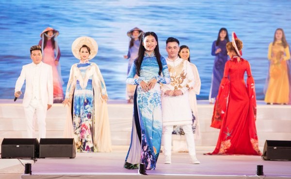NTK Nhật Dũng đưa hình ảnh kỳ quan thế giới lên chiếc áo dài Việt Nam