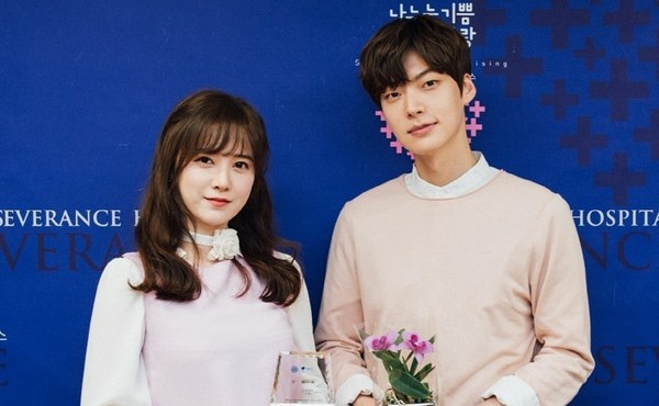Gu thời trang của cặp vợ chồng lệch tuổi “đẹp như hoa” xứ Hàn