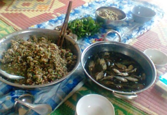Rợn người món gỏi cá nhảy người Thái ở Sơn La, cá mổ đến đâu ăn đến đó