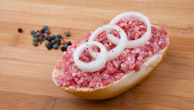 Hamburger thịt sống của Đức không phải ai cũng dám ăn