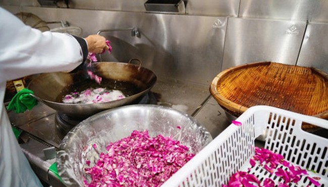 Quy trình làm món cánh hoa hồng chiên giòn ở Trung Quốc