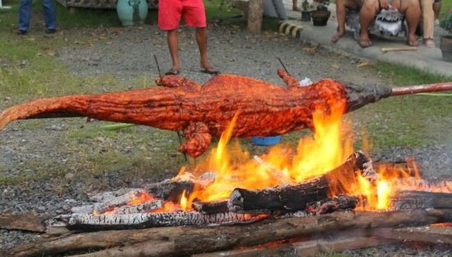 Hãi hùng món cá sấu nướng nguyên con thơm lừng ở Phillippines