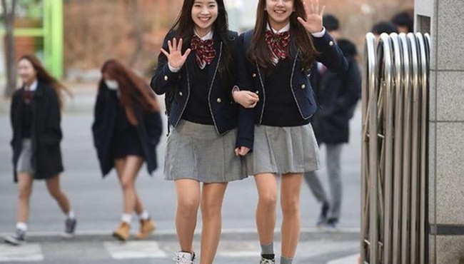 Ngắm sao Hàn dễ thương trong trang phục đến trường