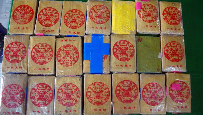 Lại phát hiện can nhựa khủng có chữ Trung Quốc chứa 21 bánh nghi ma tuý