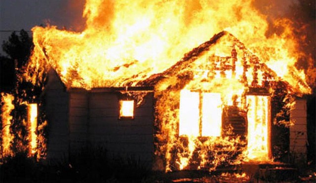 Cháy nhà lúc rạng sáng, 3 người trong gia đình tử vong