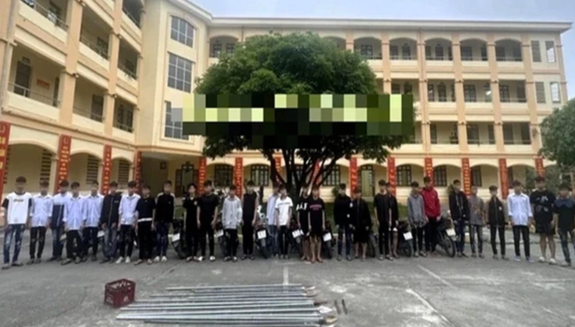 29 thanh thiếu niên mang dao phóng lợn đi diễu phố