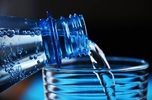 Suy tim vì uống 2,5 lít nước mỗi ngày để... giải độc