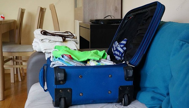 Vợ mở vali của chồng đi du lịch về bất chợt rơi nước mắt