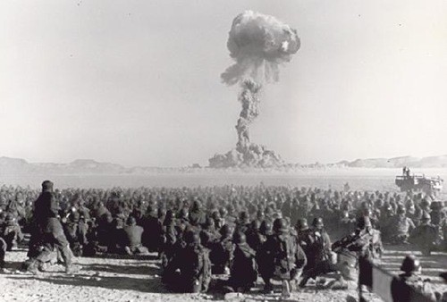 Cảnh người xưa chen nhau xem thử vũ khí hạt nhân 
