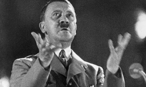 Mổ xẻ quái chiêu “mê hoặc” người dân Đức của Hitler 