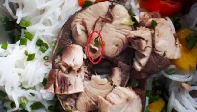 Đang ăn bún, công nhân ở Đà Nẵng phát hiện có sán trong cá 