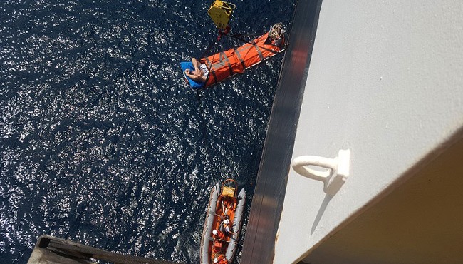 Vượt sóng lớn cứu thủy thủ nước ngoài nguy kịch ở Hoàng Sa