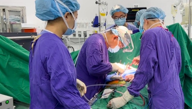 Hai bệnh viện đầu ngành trắng đêm chạy đua thực hiện ca ghép tim xuyên Việt 
