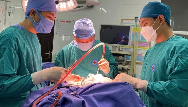 Hai bệnh viện phối hợp cứu mắt bé gái bị chấn thương