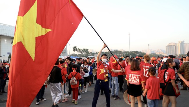 Chung kết AFF Cup: Cổ động viên nhuộm đỏ khu vực ngoài sân Mỹ Đình 