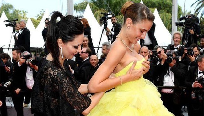 Gu thời trang quyến rũ của người mẫu Brazil bị tuột váy trên thảm đỏ Cannes