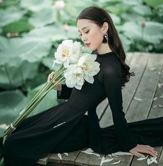 Hoa khôi tài sắc Việt Nam 2017 'chơi trội' mặc áo dài đen đi chụp sen