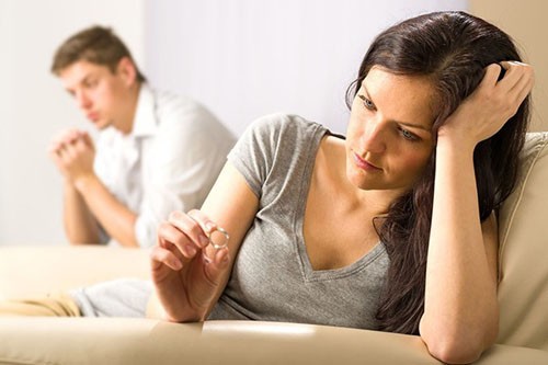 Bất lực trước tình cũ của chồng, vợ chấp nhận ly hôn
