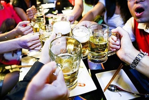 Ngày hè oi ả, uống bia thế nào không hại cơ thể?