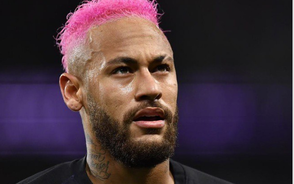 Cầu thủ Neymar khoe thời trang sành điệu, tóc nhuộm hồng chất chơi